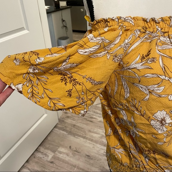 Off shoulder flowered top - Picture 2 of 9